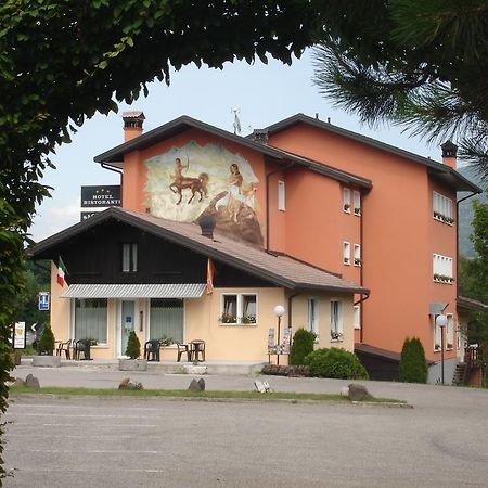 Hotel Ristorante Sagittario 펠트레 외부 사진